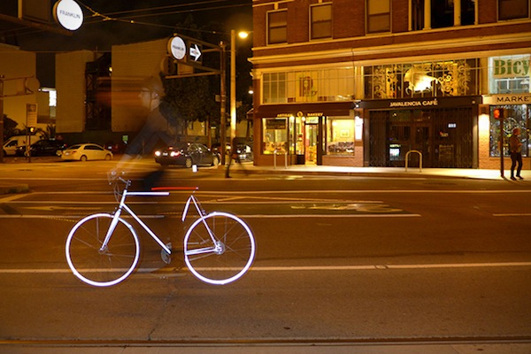 Una interesante manera de que nos vean cuando circulamos sobre una  bicicleta