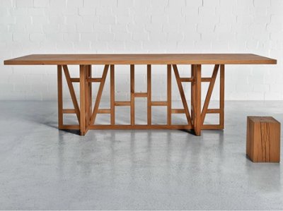 Una mesa de madera moderna con una imagen tradicional