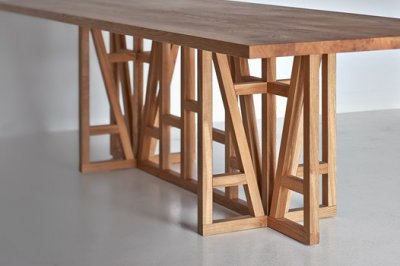Una mesa de madera moderna con una imagen tradicional