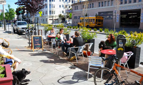 Qué son los parklets, espacio público ganado a la calzada. 