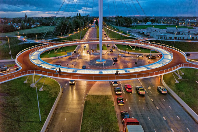 La primera rotonda elevada del mundo para bicicletas 